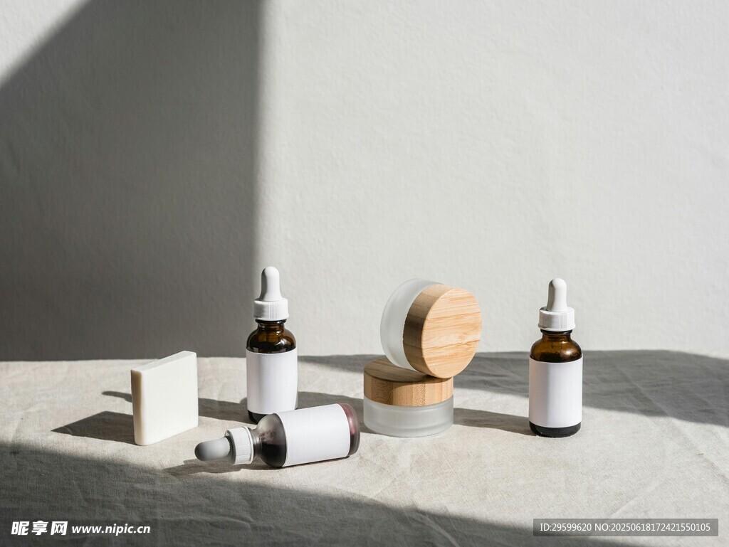 簡約風(fēng)護(hù)膚品展示