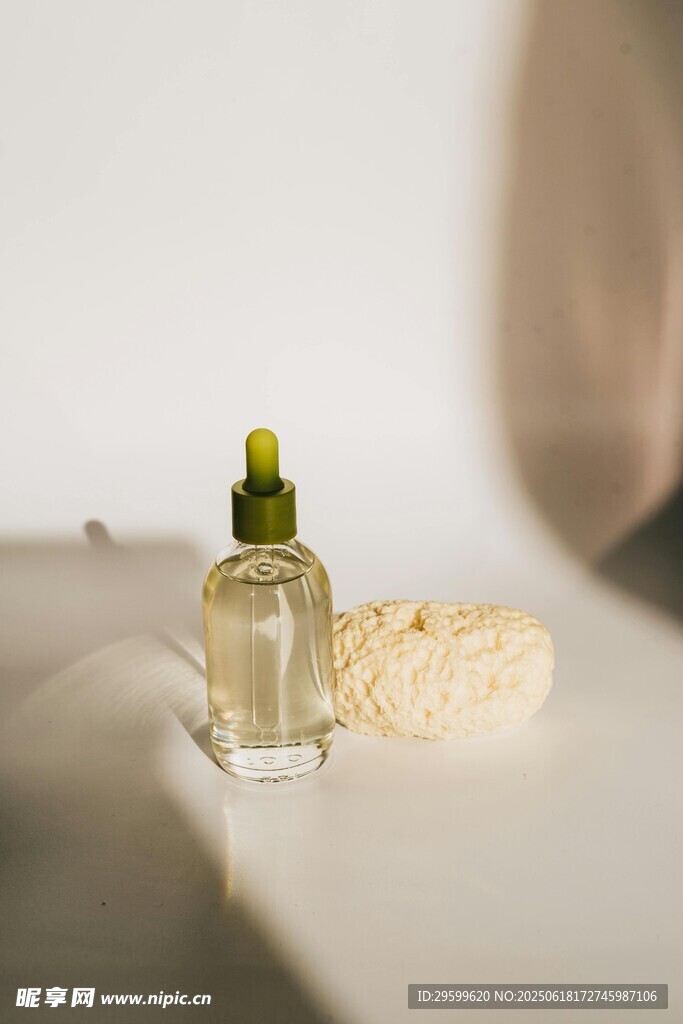 精致香水瓶與編織物擺件