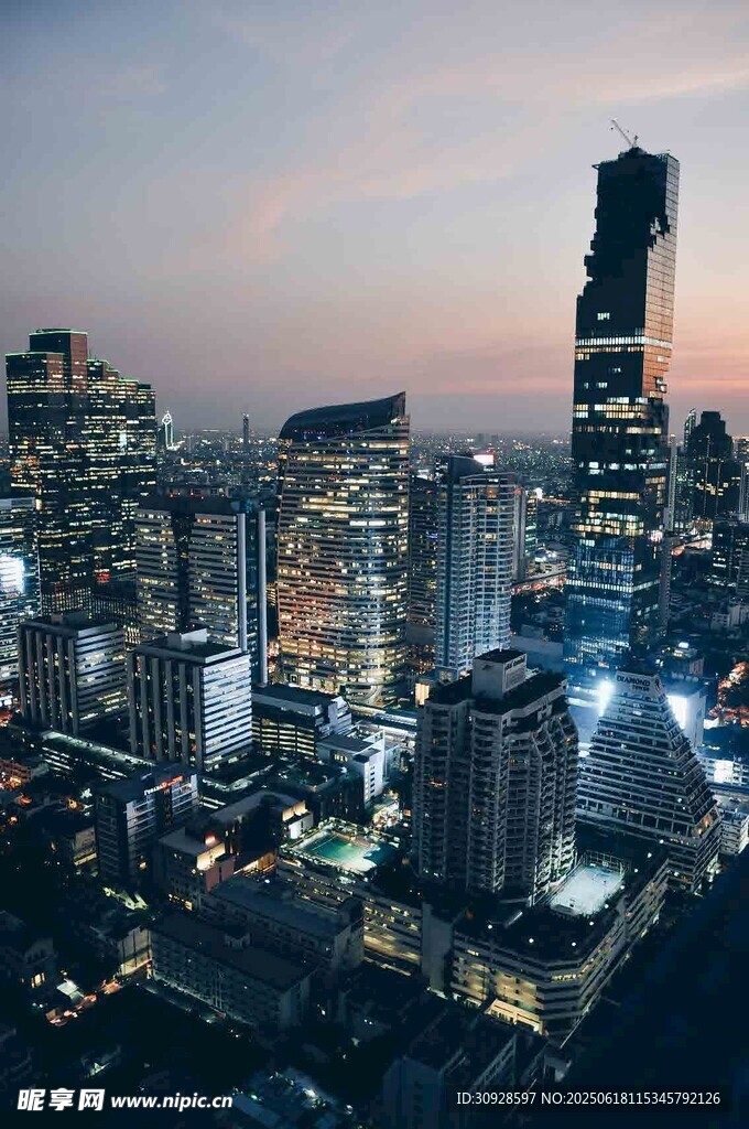 城市夜景高樓璀璨燈火