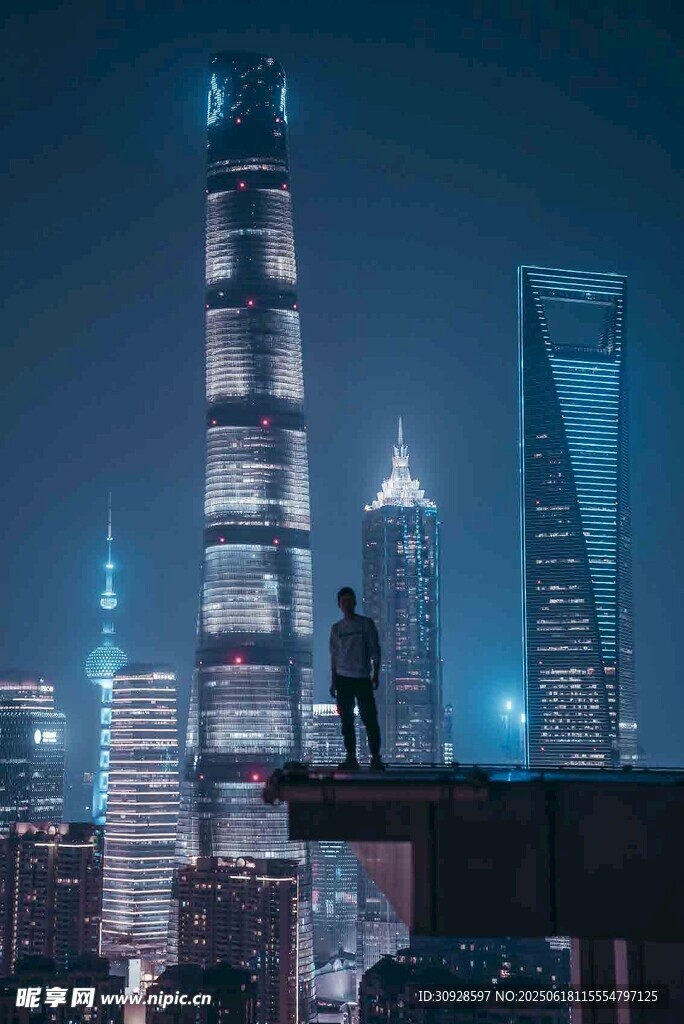 城市夜景下的孤獨身影