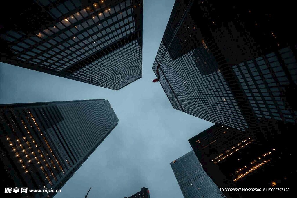 仰望城市高樓間的天空