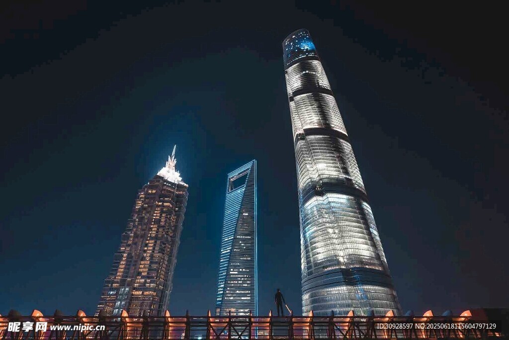 上海夜景中的摩天大樓