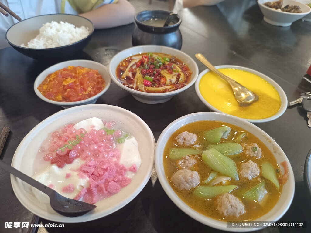 多樣美食擺桌開啟味蕾盛宴