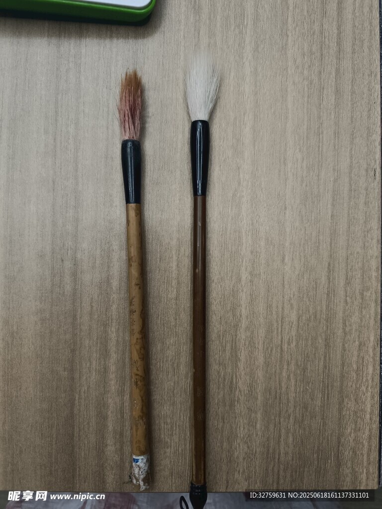 兩支傳統毛筆展示