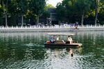 公園湖面小船悠游
