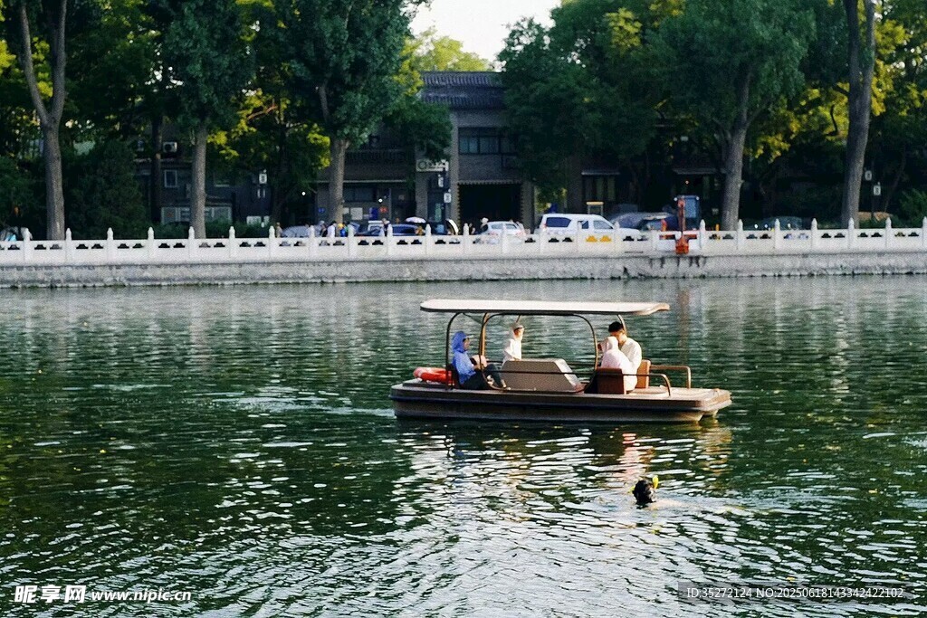 公園湖面小船悠游