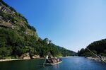 青山綠水間的竹筏漂流