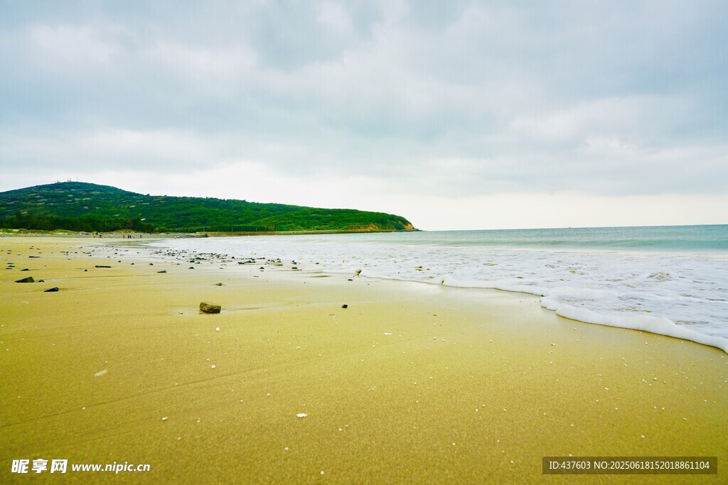 金色沙灘與碧海藍天美景
