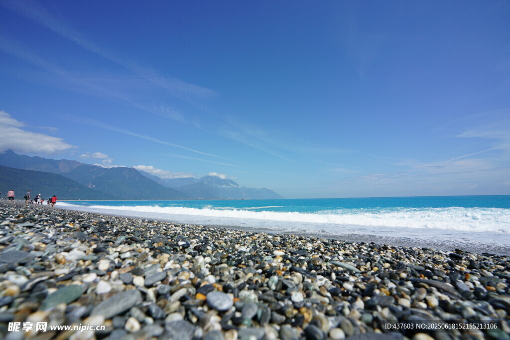 海邊碎石灘藍天碧海美景