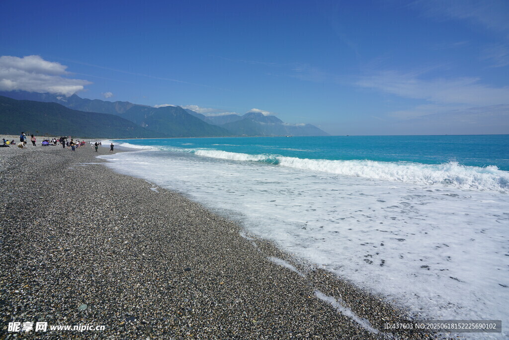 礫石海灘上的海浪與藍(lán)天