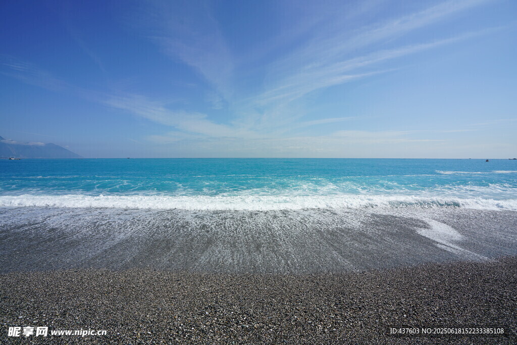 海邊美景海浪輕拍沙灘