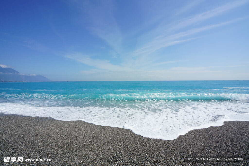 美麗黑沙灘與蔚藍(lán)大海