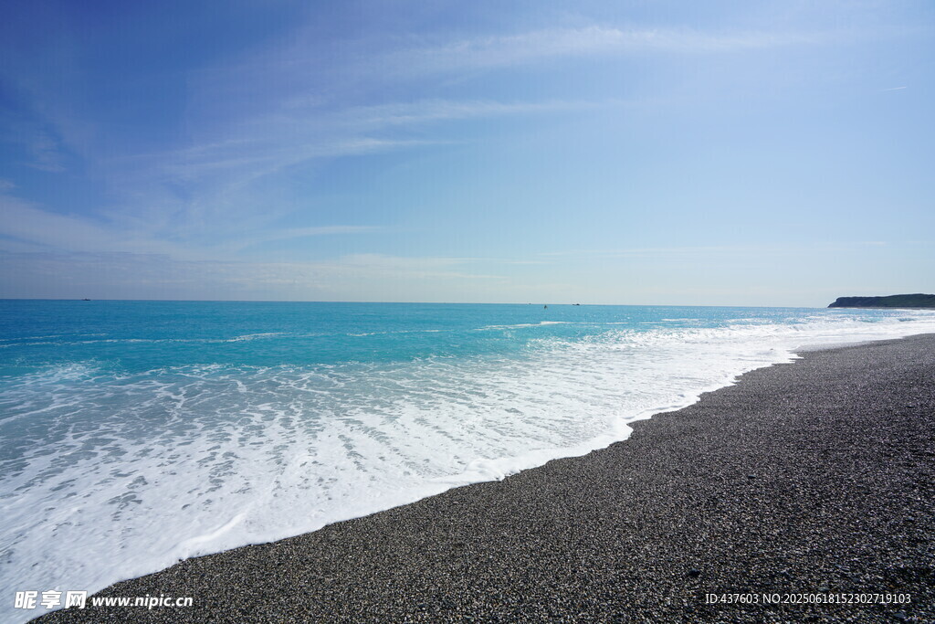 美麗黑沙灘與蔚藍大海