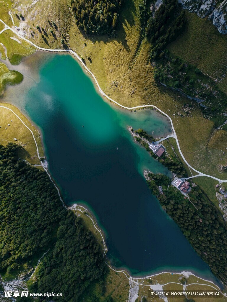 高山間的碧綠湖泊美景
