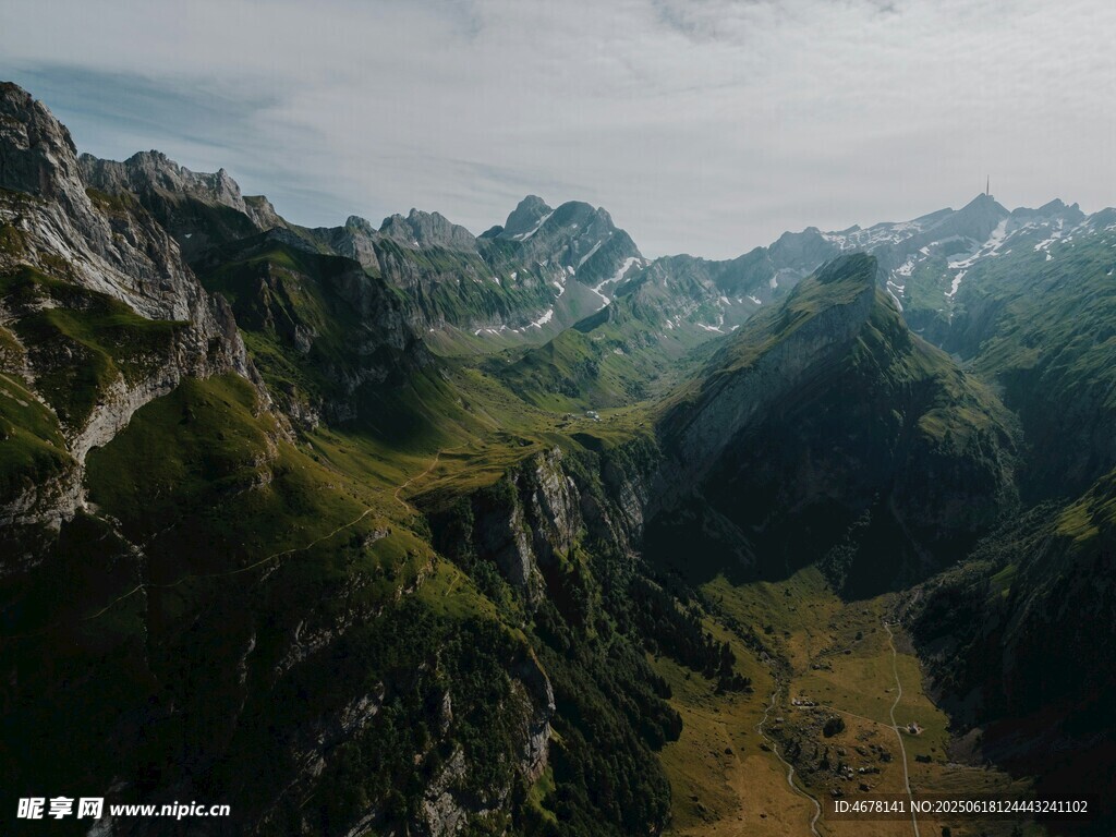 壯麗山巒航拍美景