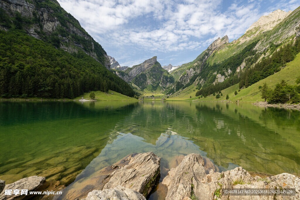 山間碧湖美景