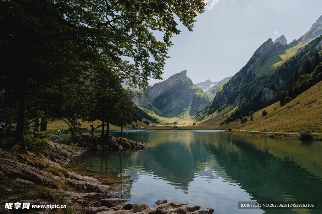 山間靜謐湖景 自然之美
