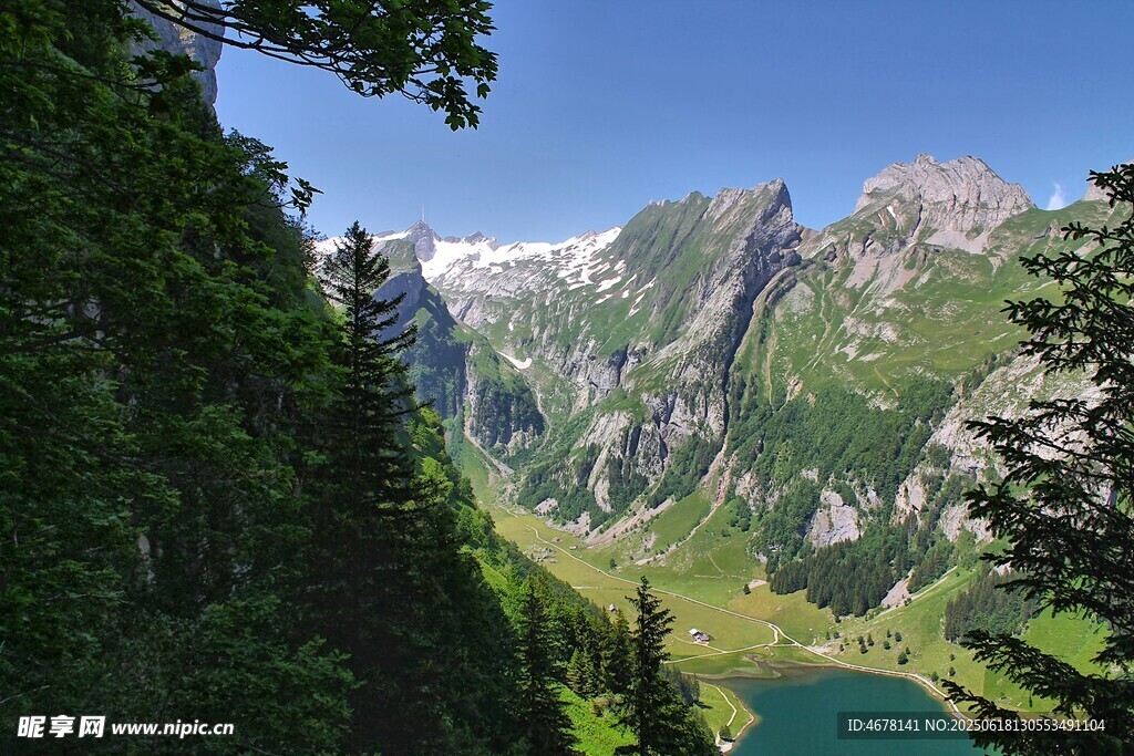 山間翠湖美景