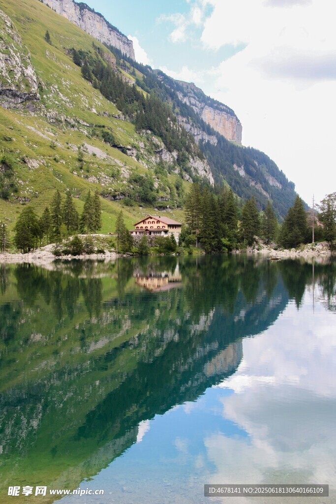 山間靜謐湖景 倒影如畫