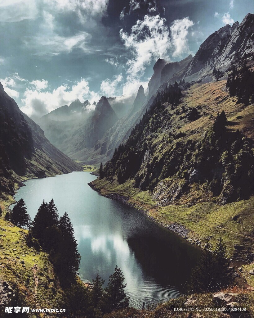 山間湖泊美景