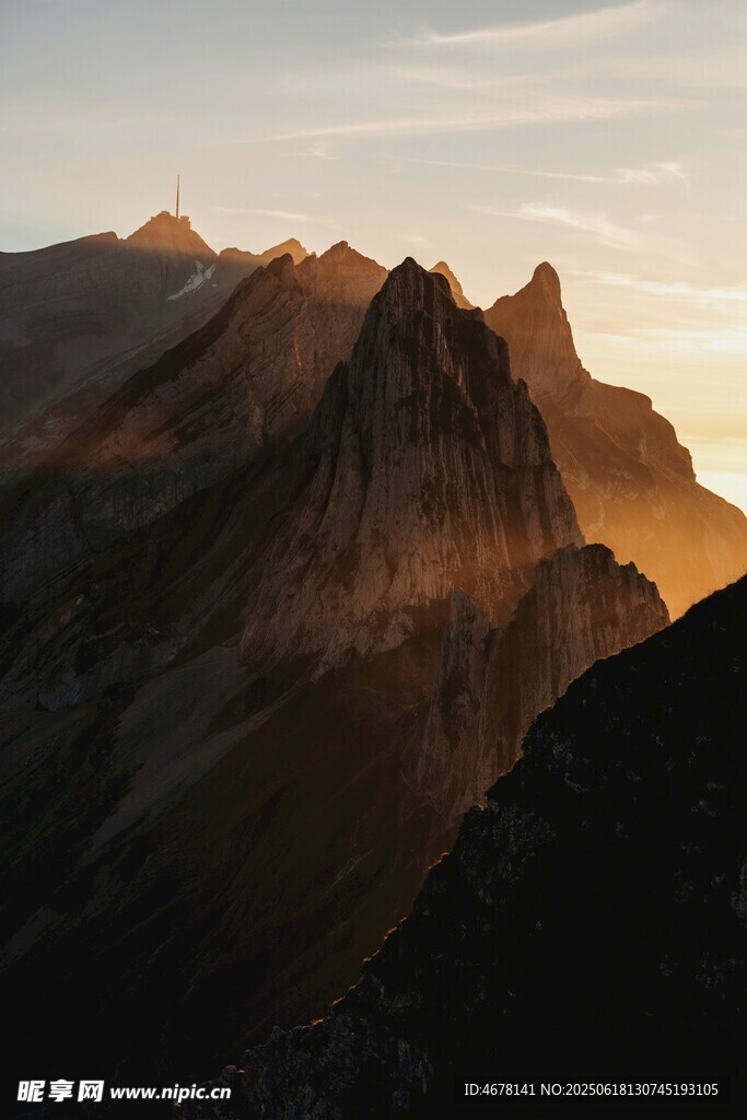 夕陽下的壯麗山峰