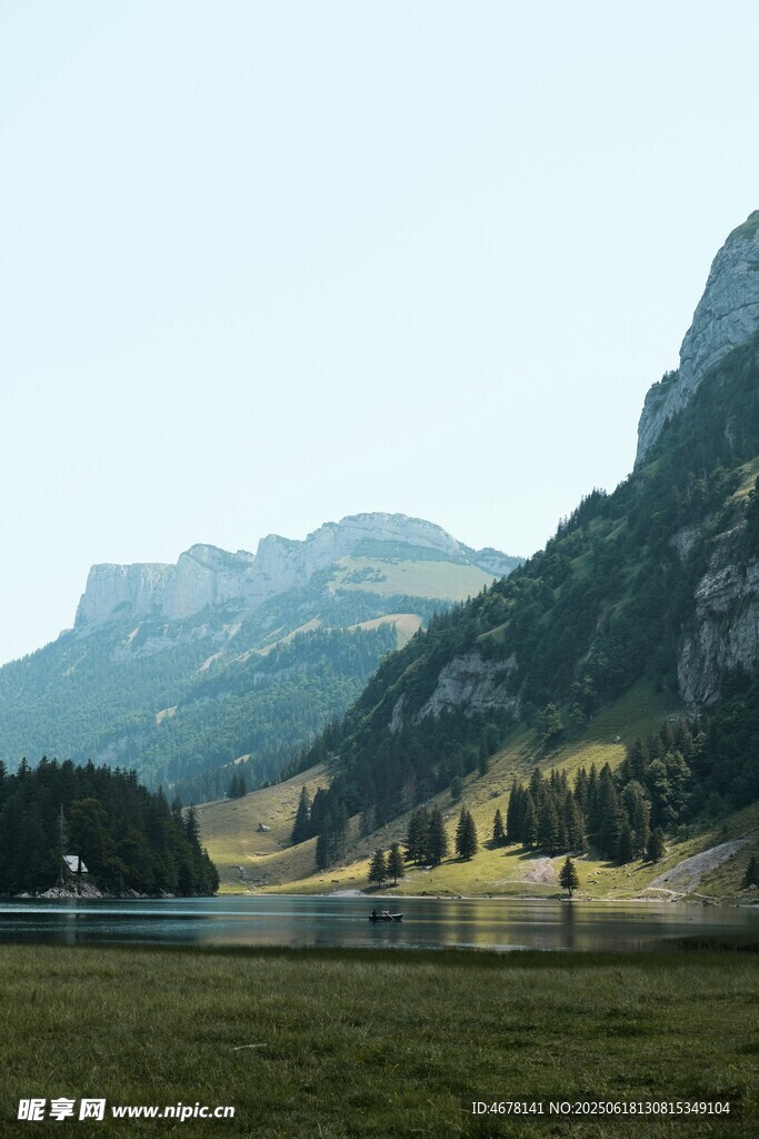 山間湖畔美景