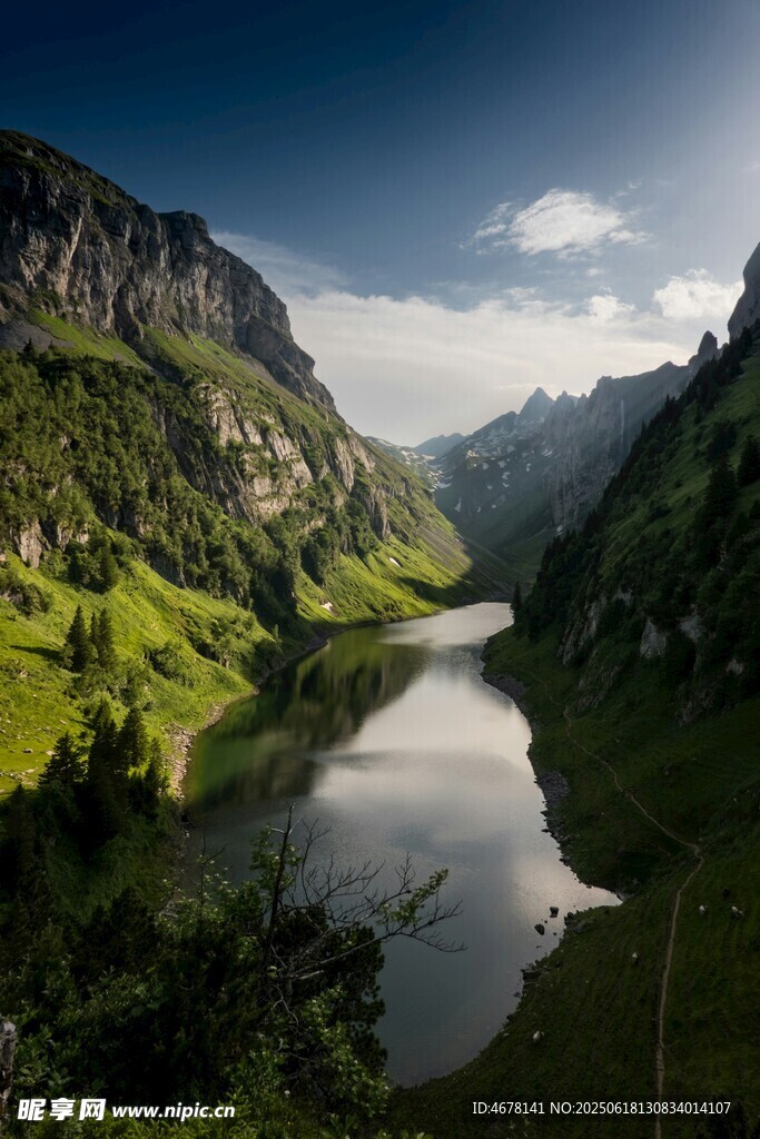 山間靜謐湖泊美景