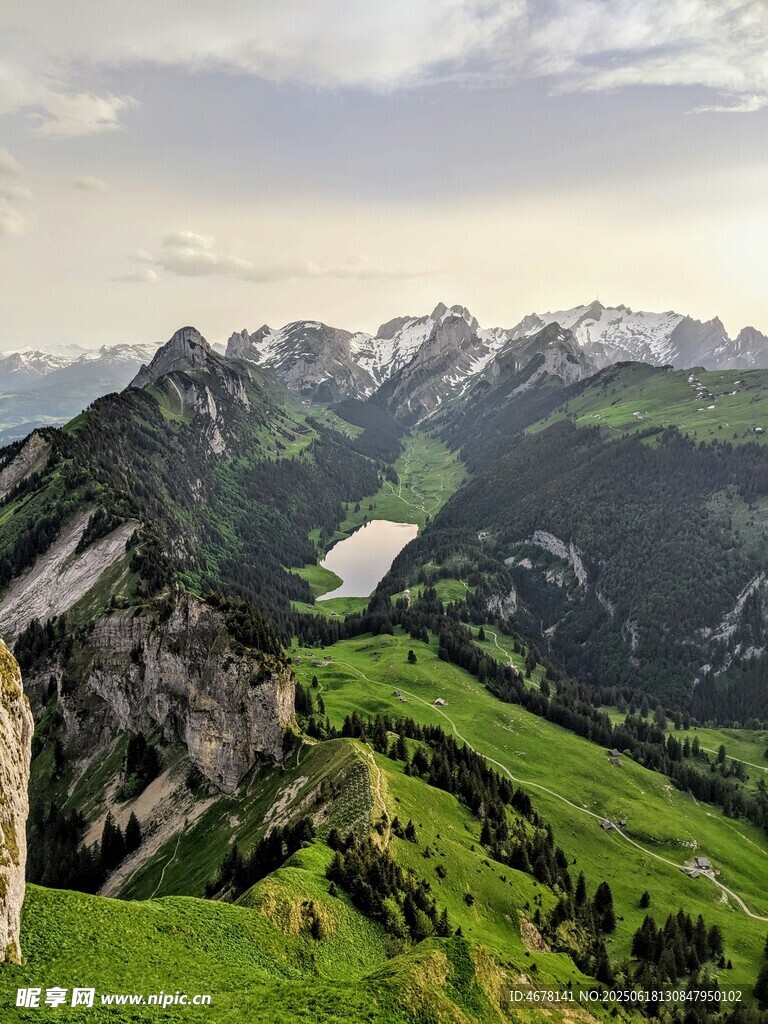 高山綠野間的壯麗自然景觀