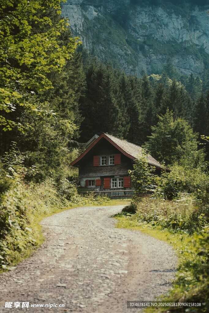 山間小屋旁的蜿蜒小路