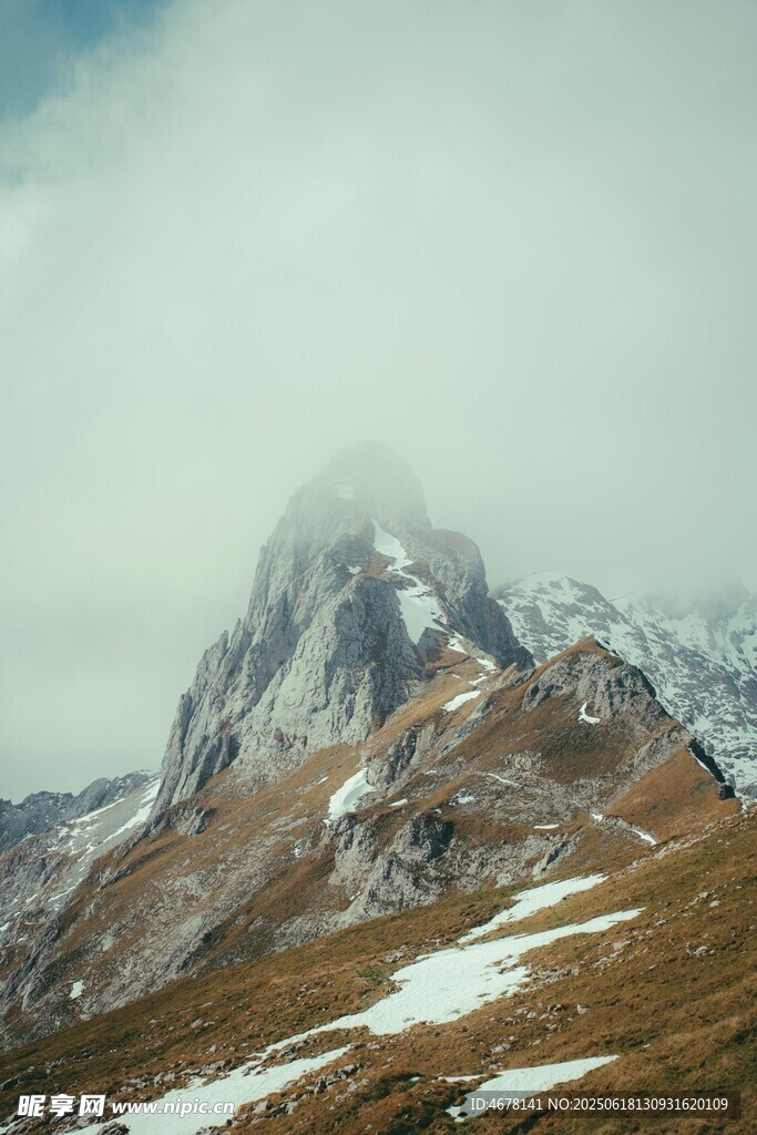 云霧繚繞的壯麗雪山