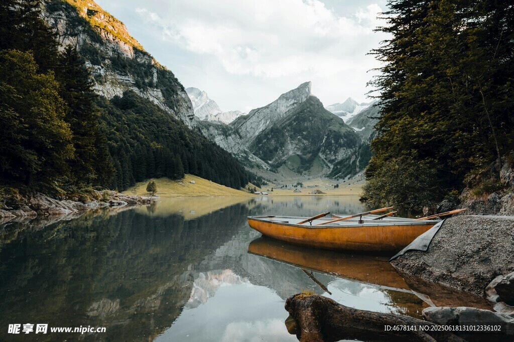 寧靜湖畔的孤舟美景