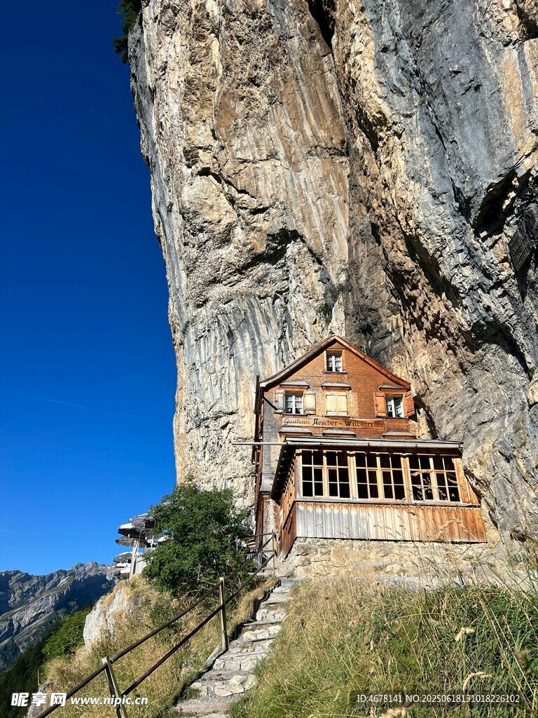 懸崖上的獨(dú)特建筑