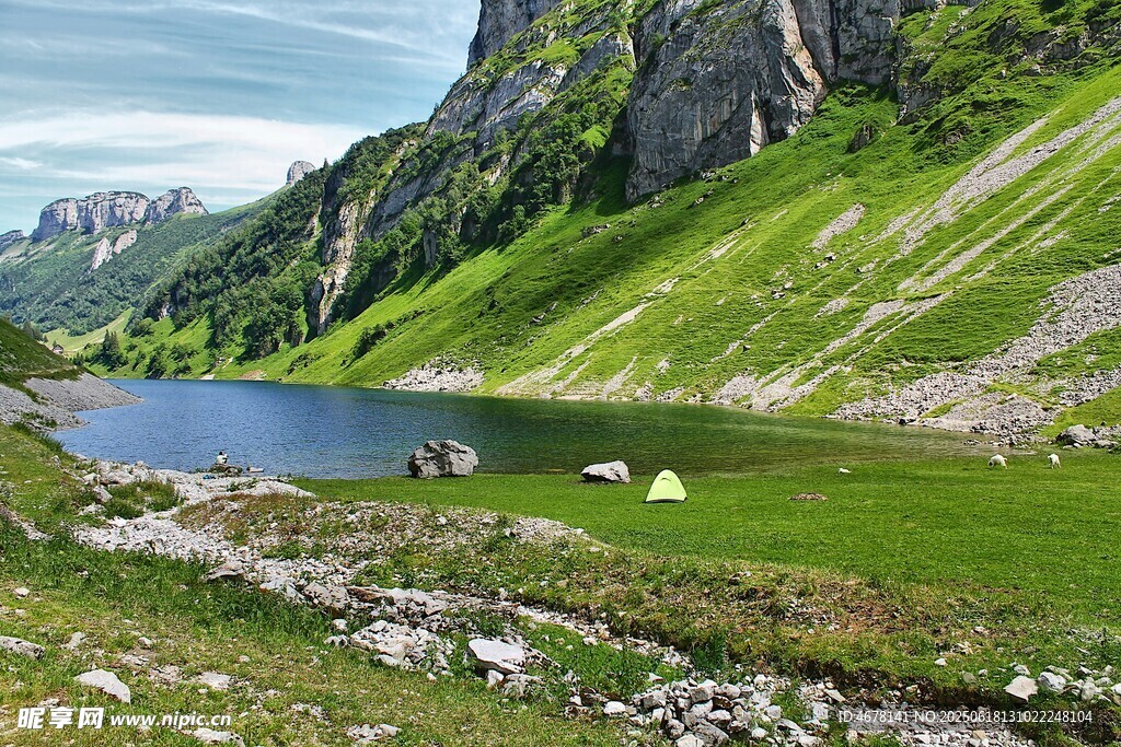 山間碧湖美景