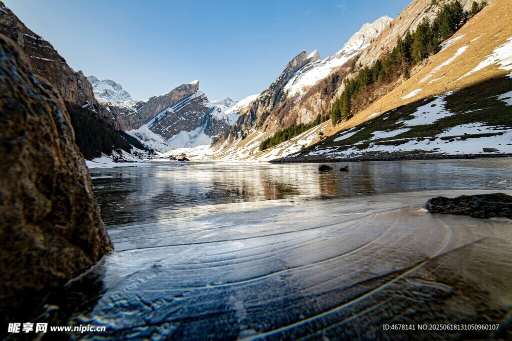 高山冰湖美景