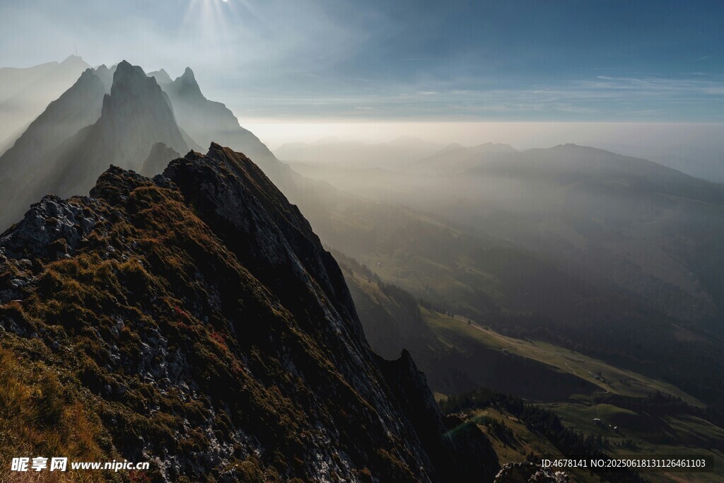 壯麗山景 云霧繚繞之峰