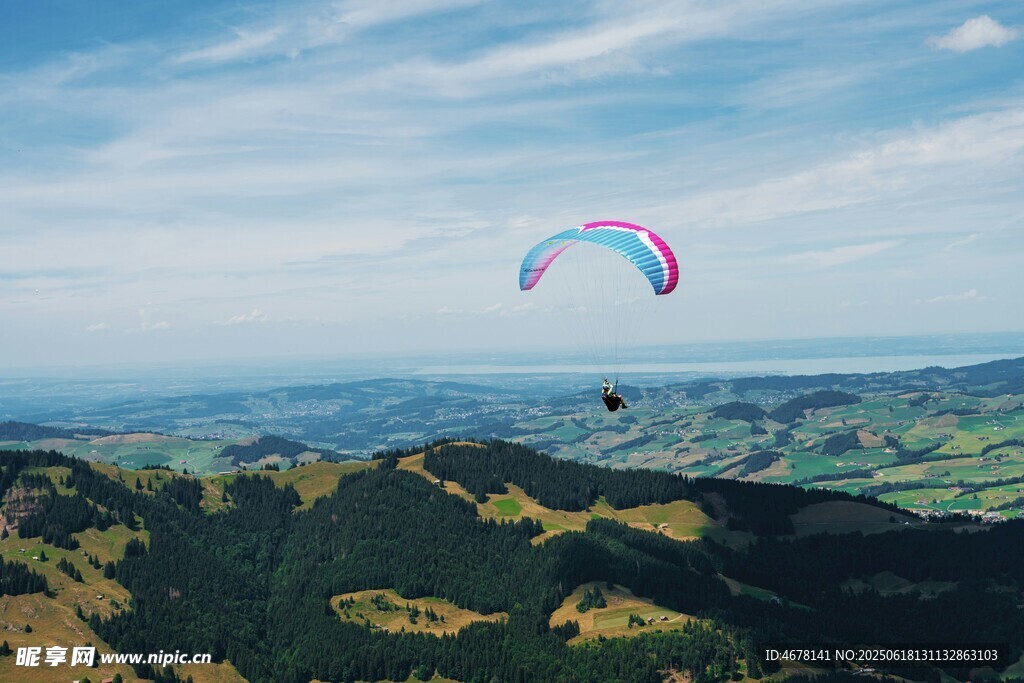 空中滑翔傘翱翔壯麗山川