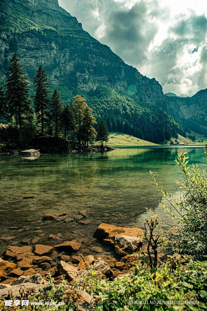 山間湖畔美景