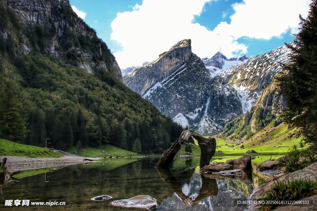 山間湖畔美景