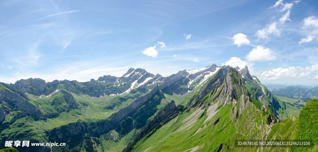 秀麗山巒 藍(lán)天白云美景