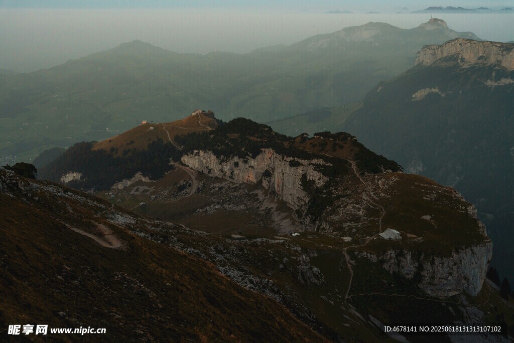 霧中峻嶺風光