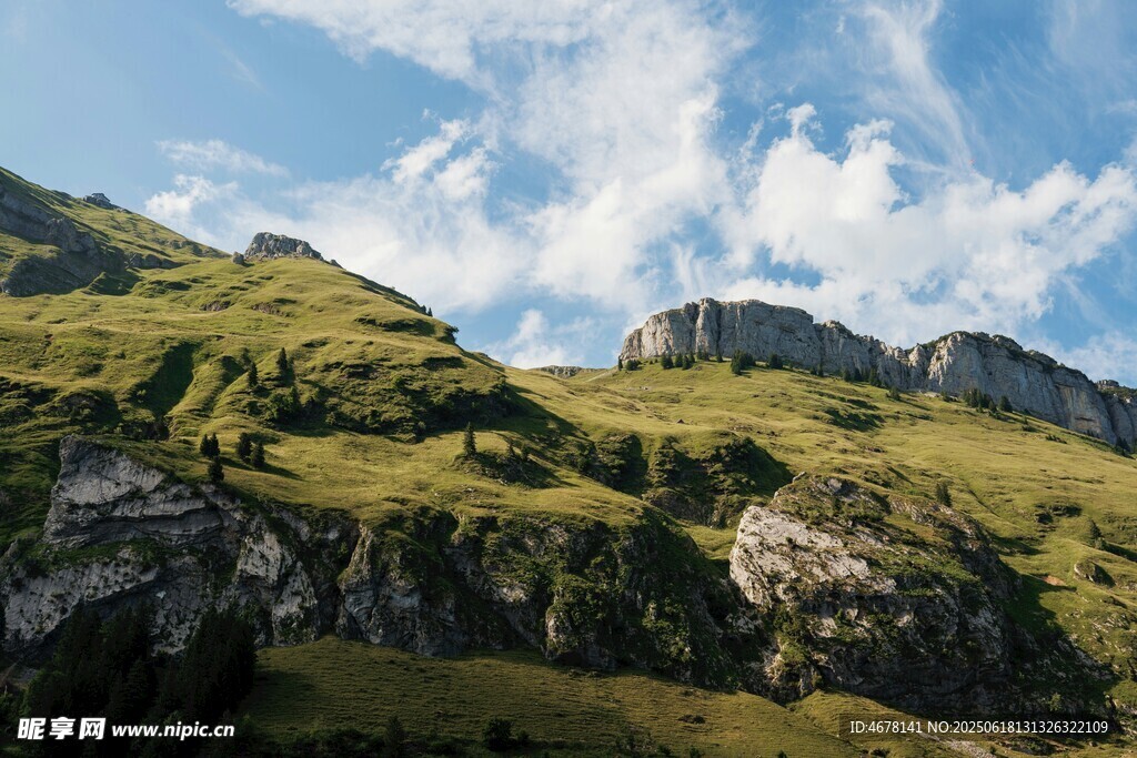 青山藍天間的秀麗山景