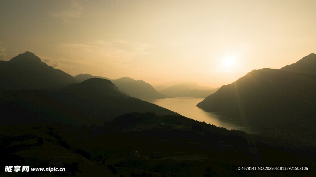 日落時分的山水美景