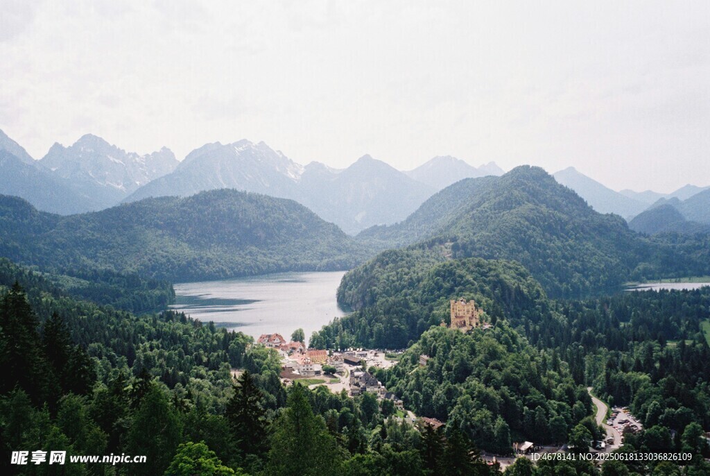 山間湖泊美景俯瞰