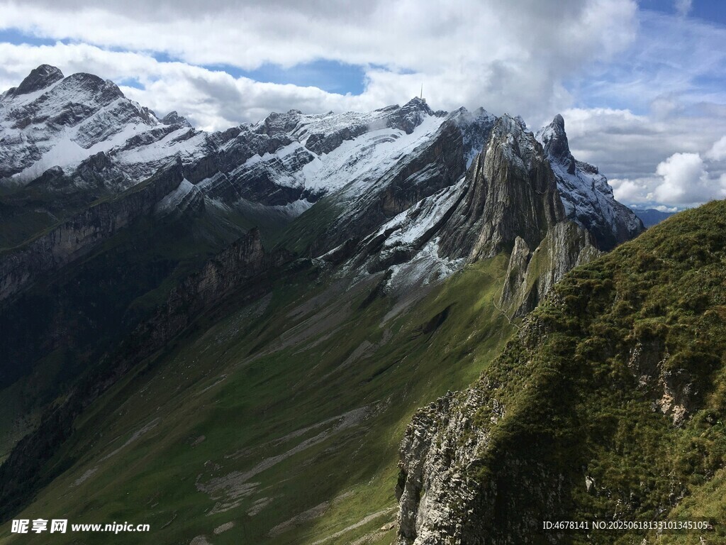 雪山峻嶺壯麗風光
