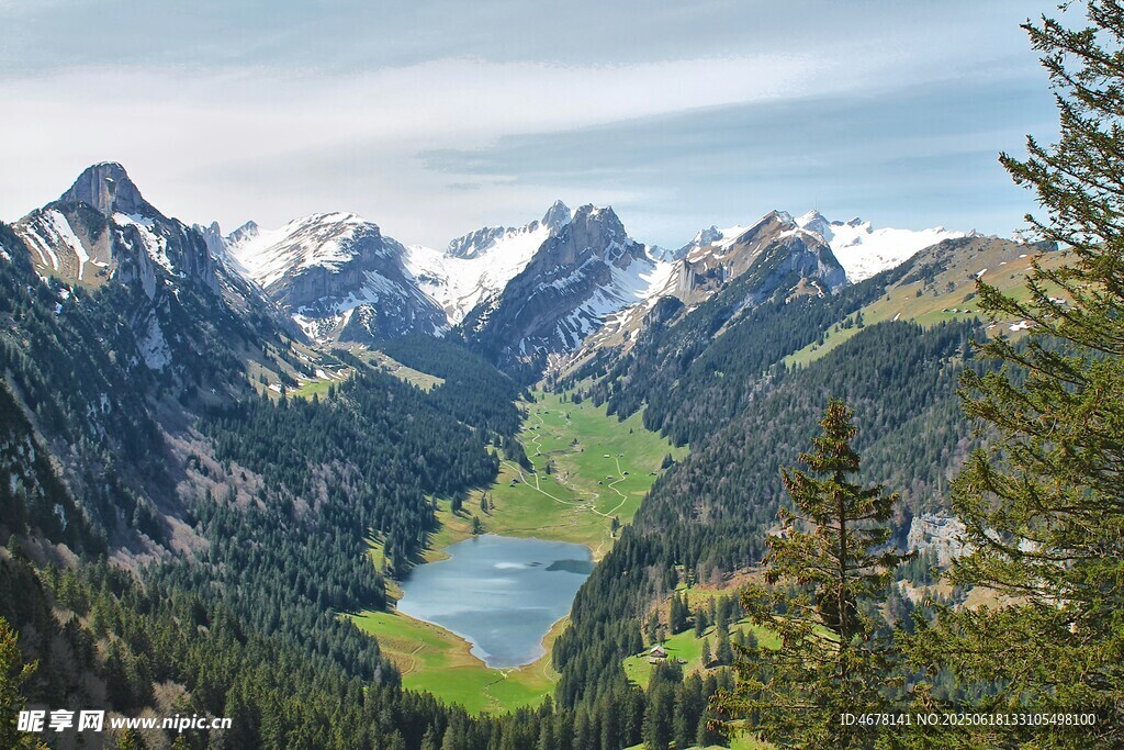 高山湖泊美景