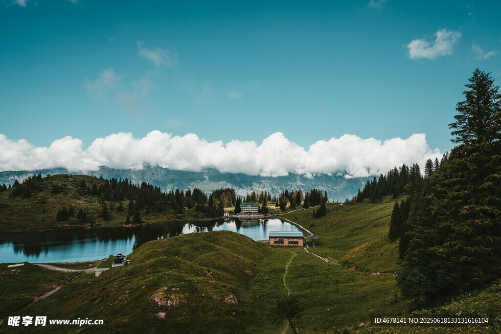 山間湖畔美景