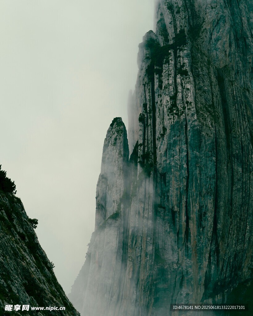 云霧繚繞的險峻山峰