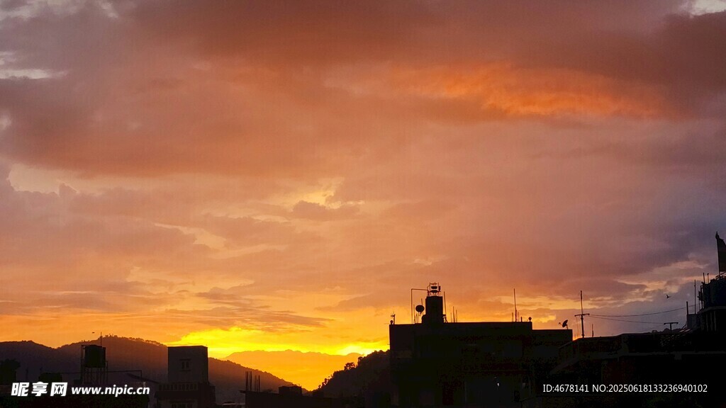 城市黃昏天空壯麗美景