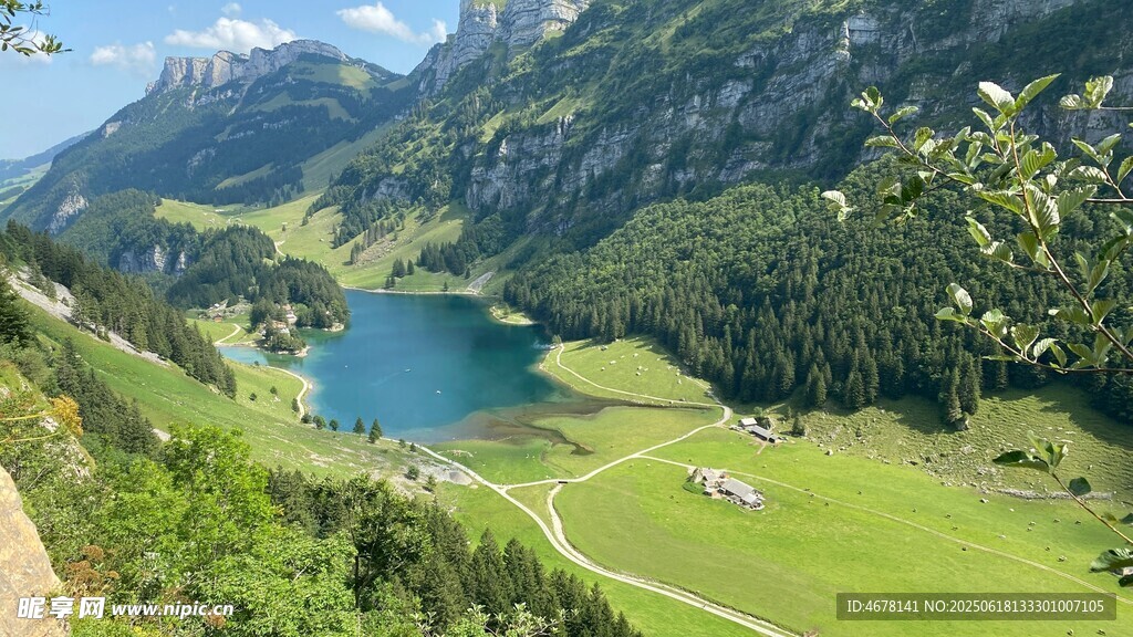 山間碧湖美景
