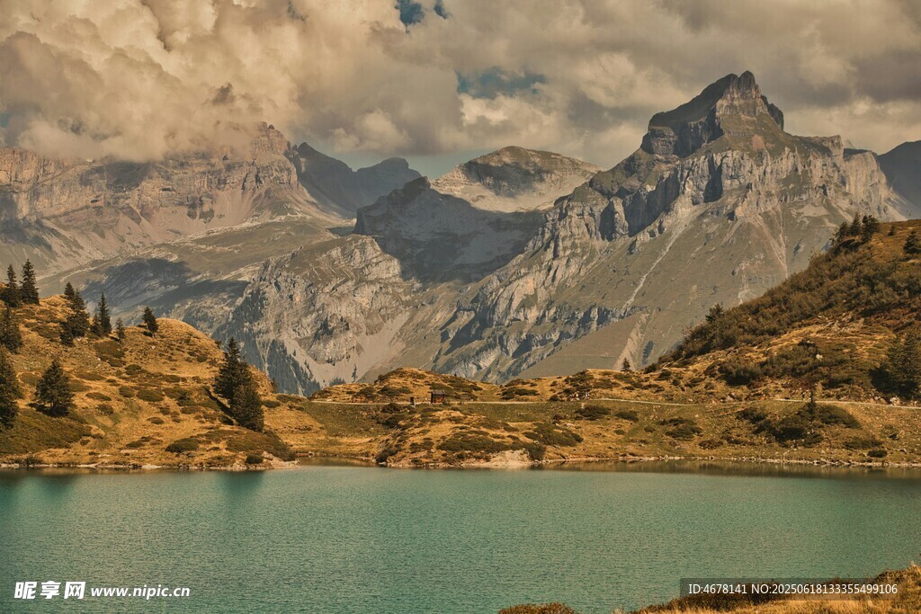 高山湖畔美景